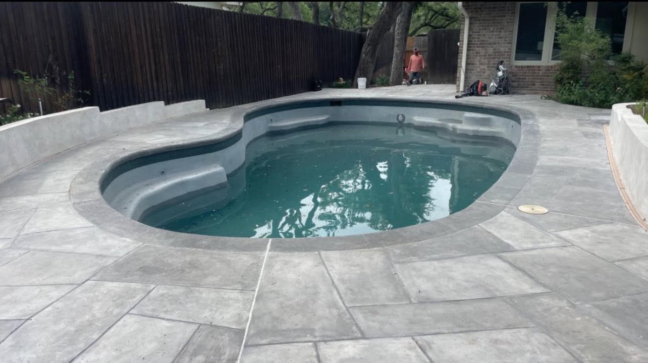 Freeform pool surround